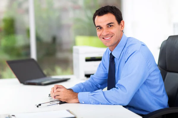 Médico masculino en el consultorio — Foto de Stock