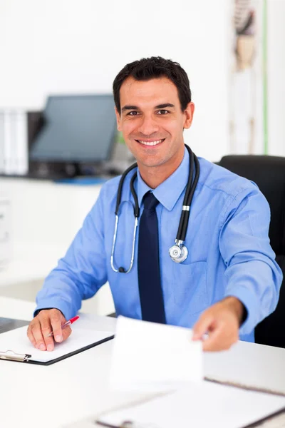 Médico entregando prescrição de paciente — Fotografia de Stock