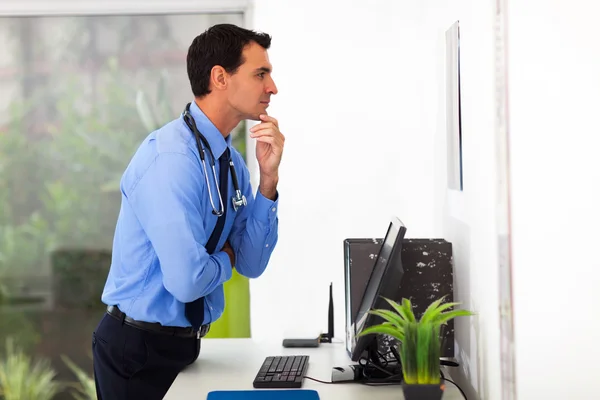 Médico mirando la historia clínica — Foto de Stock