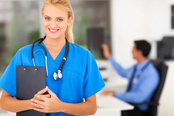 Ung sjuksköterska med stetoskop — Stockfoto