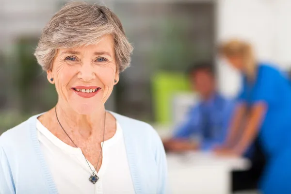 Femme âgée dans le bureau du médecin — Photo