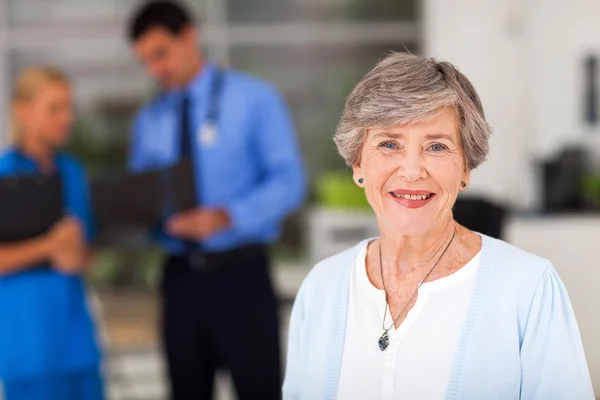 Ederly mujer en oficina de doctores — Stok fotoğraf