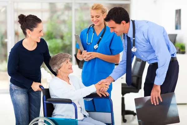 Amigable médico saludo paciente sénior — Foto de Stock