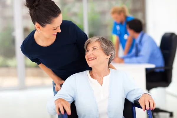 Dochter begeleidende senior moeder om arts te bezoeken — Stockfoto