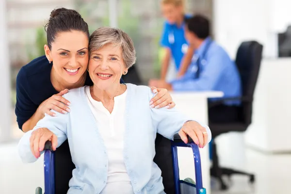 Erwachsene Tochter begleitet Seniorin beim Arztbesuch — Stockfoto