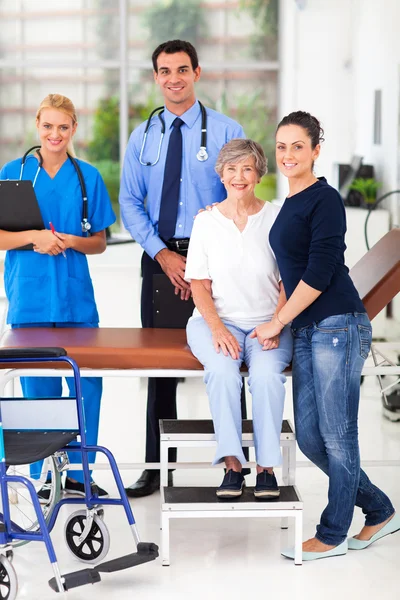 Zorgzame dochter nemen van senior moeder voor checkup — Stockfoto