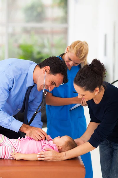 Médico médico examinando bebê — Fotografia de Stock