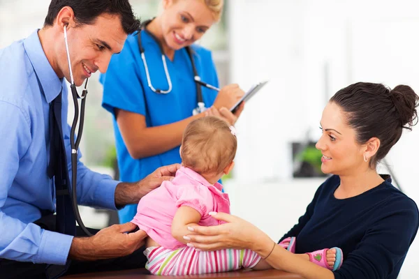 Maschio medico esaminando un bambino ragazza — Foto Stock