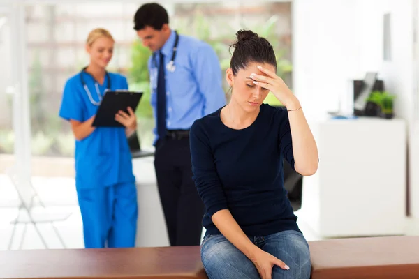 Woman having headache and visiting doctor — Stock Photo, Image