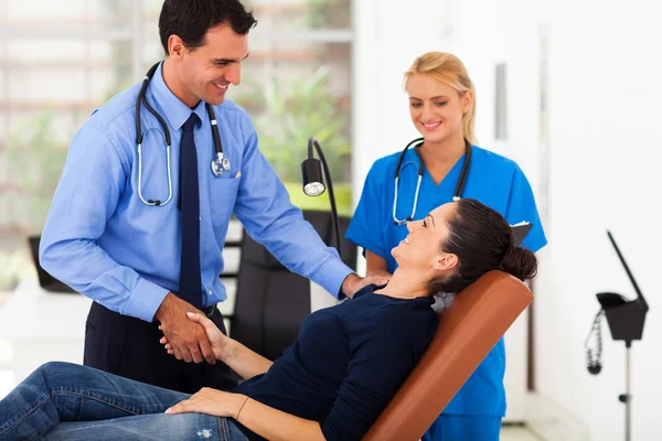 Médico felicitando a la paciente femenina por su recuperación exitosa — Foto de Stock