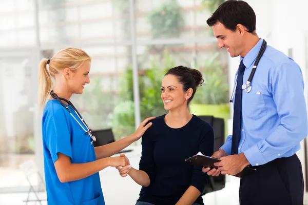 Médico felicitando a la paciente femenina por su recuperación exitosa — Foto de Stock