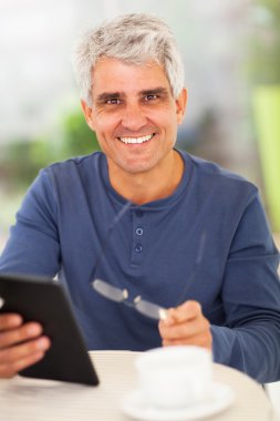 tablet bilgisayar ile mutlu orta yaşlı adam