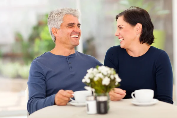 Feliz casal de meia idade desfrutando de chá — Fotografia de Stock