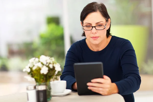 Mogen kvinna med hjälp av tablet PC — Stockfoto