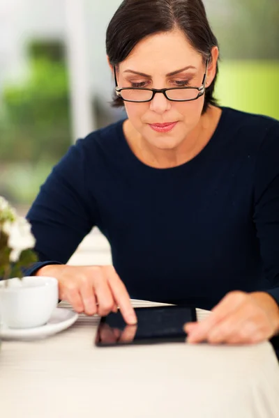 Mellersta äldre kvinna med hjälp av tablet PC — Stockfoto