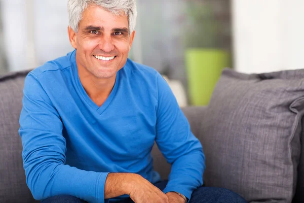 Mature homme relaxant à la maison — Photo