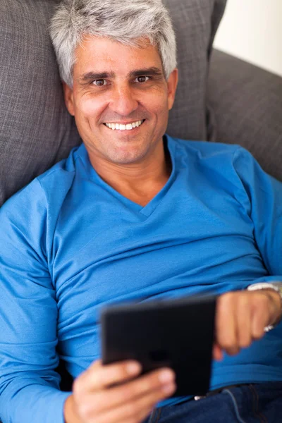 Mature man using tablet computer — Stock Photo, Image