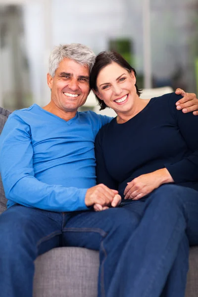 Amando casal maduro relaxante em casa — Fotografia de Stock