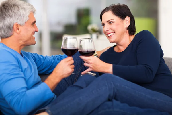 Μέσης ηλικίας ζευγάρι απολαμβάνοντας το κρασί — Φωτογραφία Αρχείου