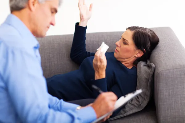 Middle aged woman talking to her therapist — Stock Photo, Image