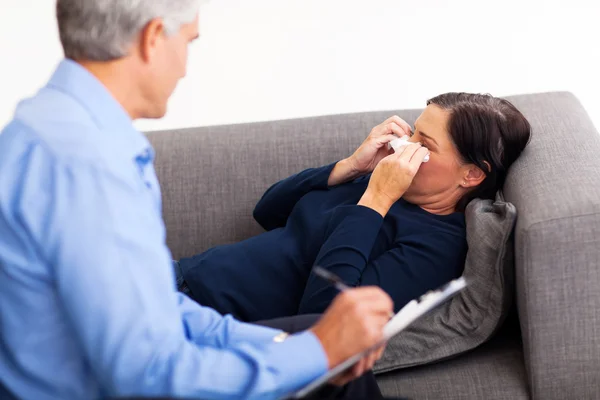 Patient d'âge moyen pleurant dans le bureau du thérapeute — Photo