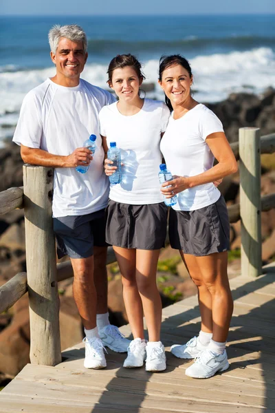 Família na praia após o exercício — Fotografia de Stock