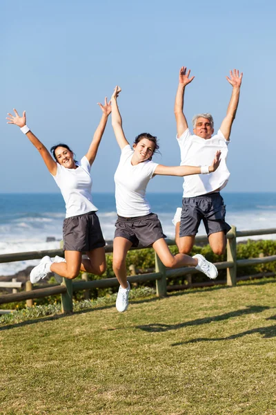 적극적인 가족 점프 — 스톡 사진