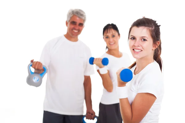 Jeune fille faisant de l'exercice devant ses parents — Photo