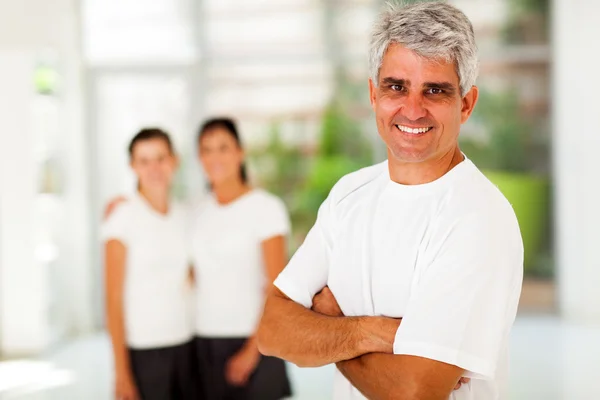 Sporty mature man in front of family — Stock Photo, Image