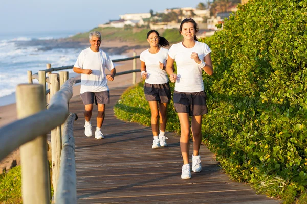 Familia corriendo por la playa — Foto de Stock