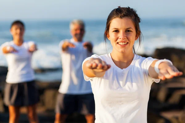 Fit junge Teen Mädchen beim Üben — Stockfoto