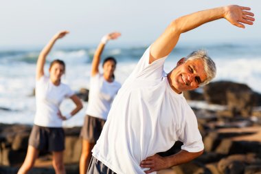 Orta yaş erkek plajda egzersiz