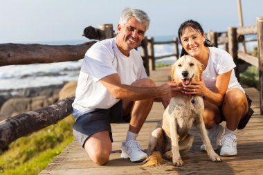 Sportif orta yaşlı çift ve evcil köpek