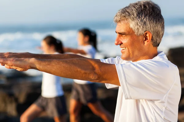 Orta yaşlı adam egzersiz yan görünüm — Stok fotoğraf