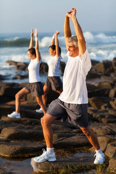 Hombre de mediana edad haciendo ejercicio con la familia — Foto de Stock