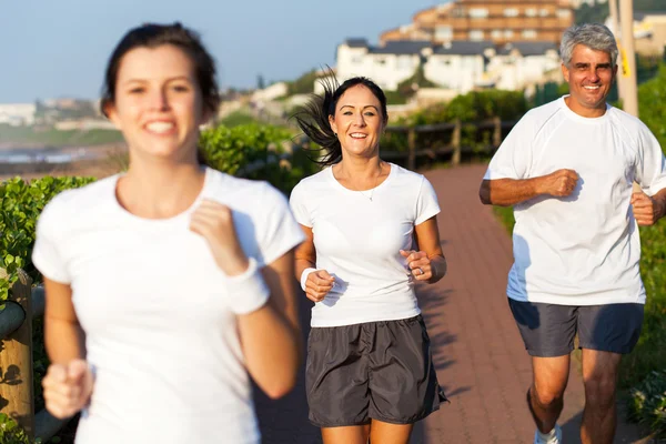 Glückliche aktive Familie joggen — Stockfoto