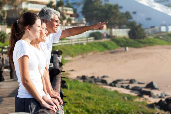 Familia sana en la playa — Foto de Stock