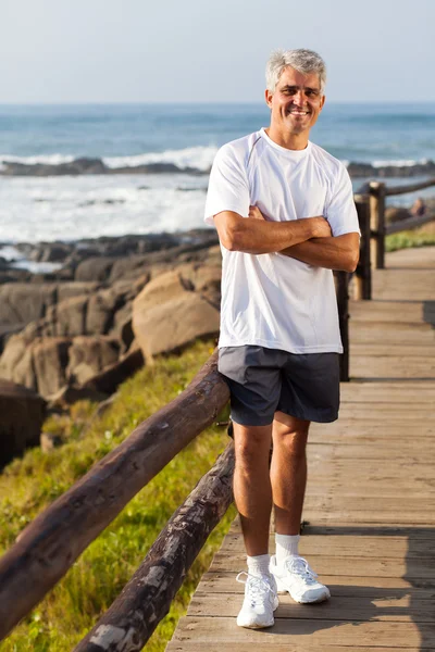 Esportivo meia idade homem retrato na praia — Fotografia de Stock