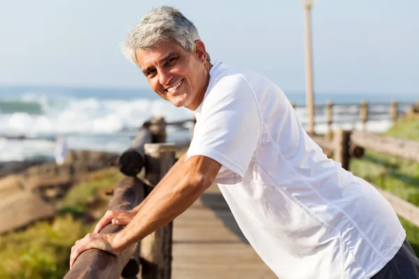 Saudável homem de meia-idade treino na praia — Fotografia de Stock