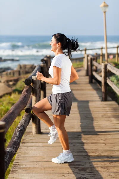 Mujer madura saludable haciendo ejercicio en la playa —  Fotos de Stock