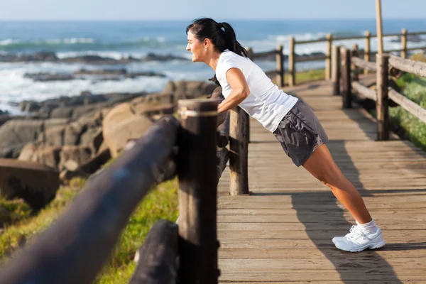 En forma mujer de mediana edad haciendo ejercicio en la playa — Foto de Stock