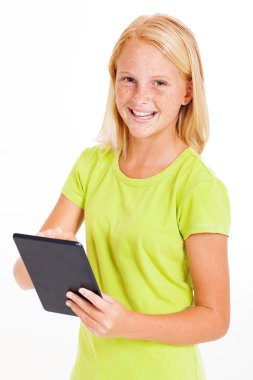 tablet bilgisayar kullanan pre teen kız