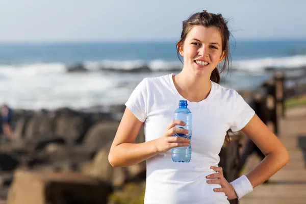 Leuke tiener meisje drinkwater na training — Stockfoto