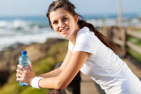 Bela menina adolescente com garrafa de água após o exercício — Fotografia de Stock