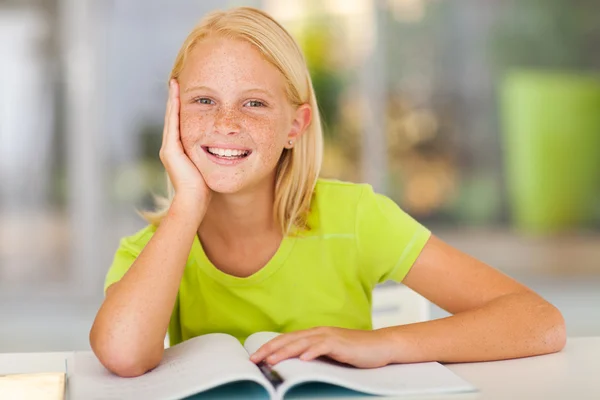 Bonito preteen menina retrato em casa — Fotografia de Stock