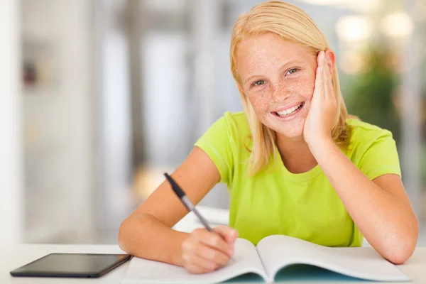 Счастливая школьница-подросток делает домашнюю работу — стоковое фото