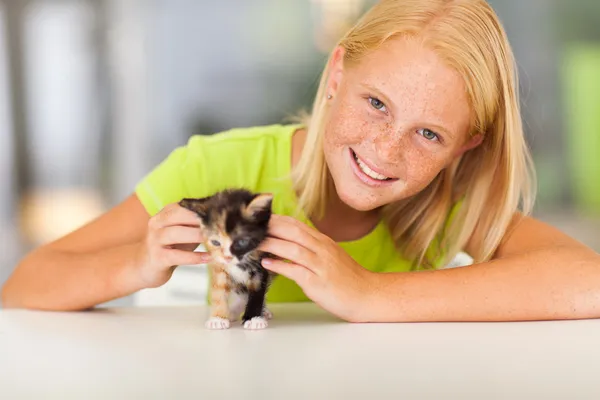 Lovely pre teen girl with pet kitten — Stock Photo, Image