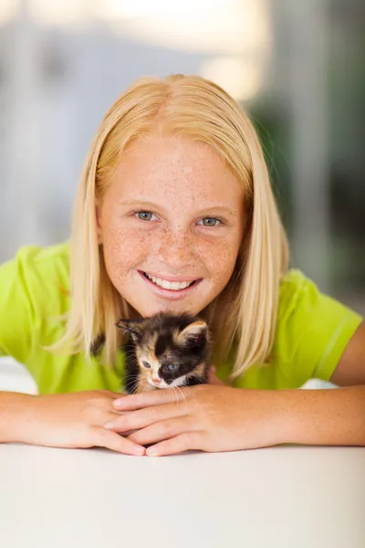 Caring teen girl and pet kitten — Stock Photo, Image