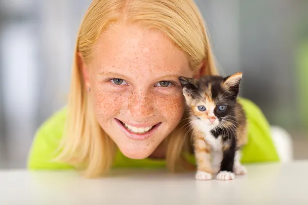 Belle adolescent fille avec petit chaton — Photo