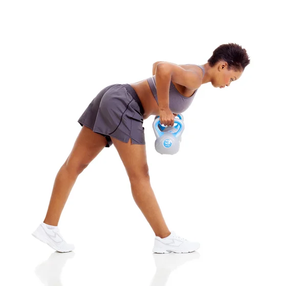 Jovem mulher negra fazendo chaleira exercício de peso sino — Fotografia de Stock